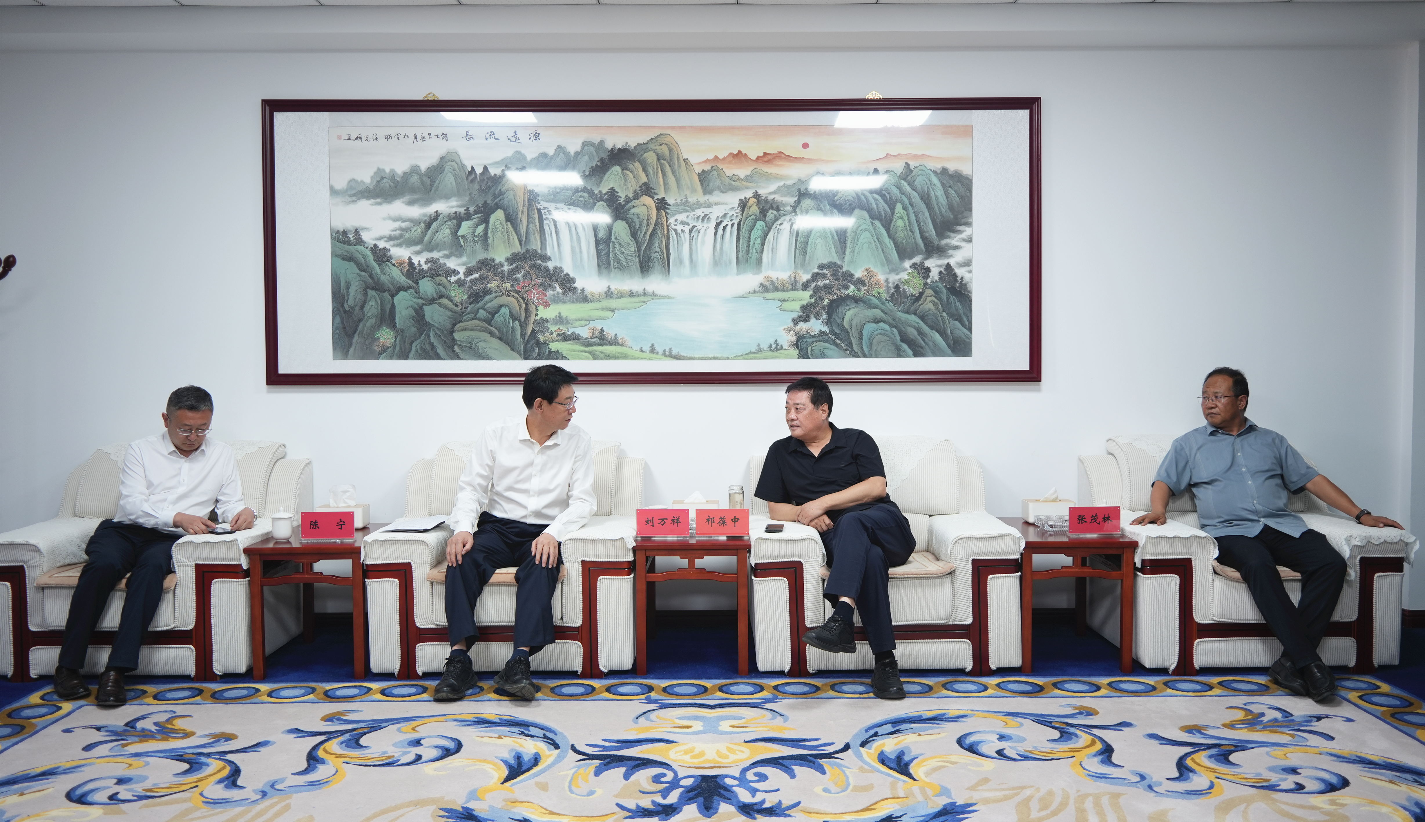伟德国际betvlctor1946集团党委书记、董事长刘万祥一行赴景泰川电力提灌水资源利用中心座谈交流